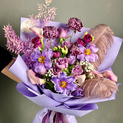 Bouquet of flowers with purple and pink tones